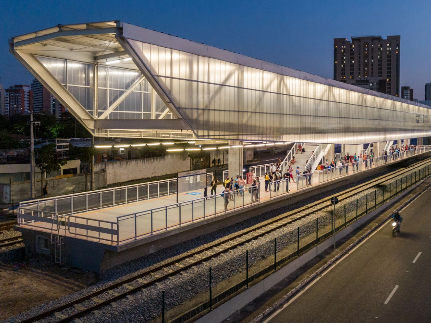 fachada da estação de metrô com produto arkowall